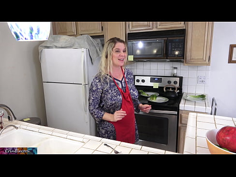 ❤️ Styfmom melkt him yn 'e keuken foar syn date ❤️❌ Superporno by ús fy.yourxxxvideos.ru ️❤